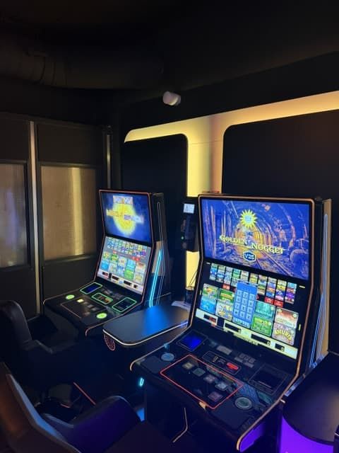 Golden Nugget Spielautomat mit blauer LED-Beleuchtung im Showroom