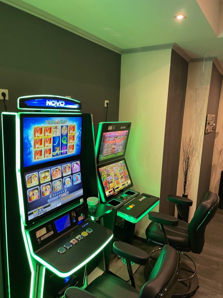 NOVO Gaming-Automaten mit grüner LED-Beleuchtung und komfortablen Sitzplätzen