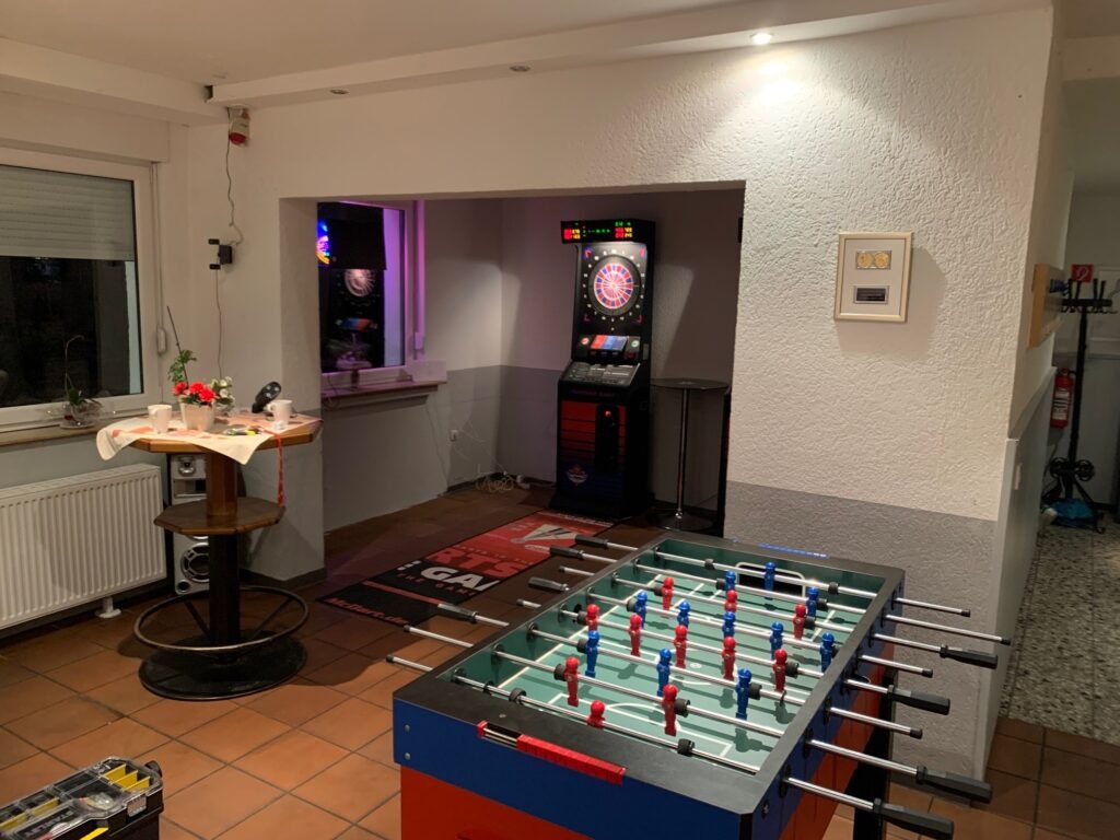 Entertainment-Raum mit Dart-Automat, Kicker und gemütlicher Atmosphäre