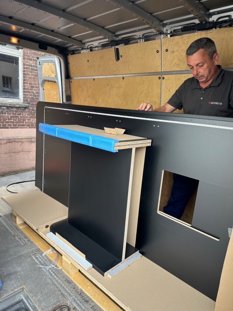 Techniker beim professionellen Aufbau von Gaming-Automaten im Transporter