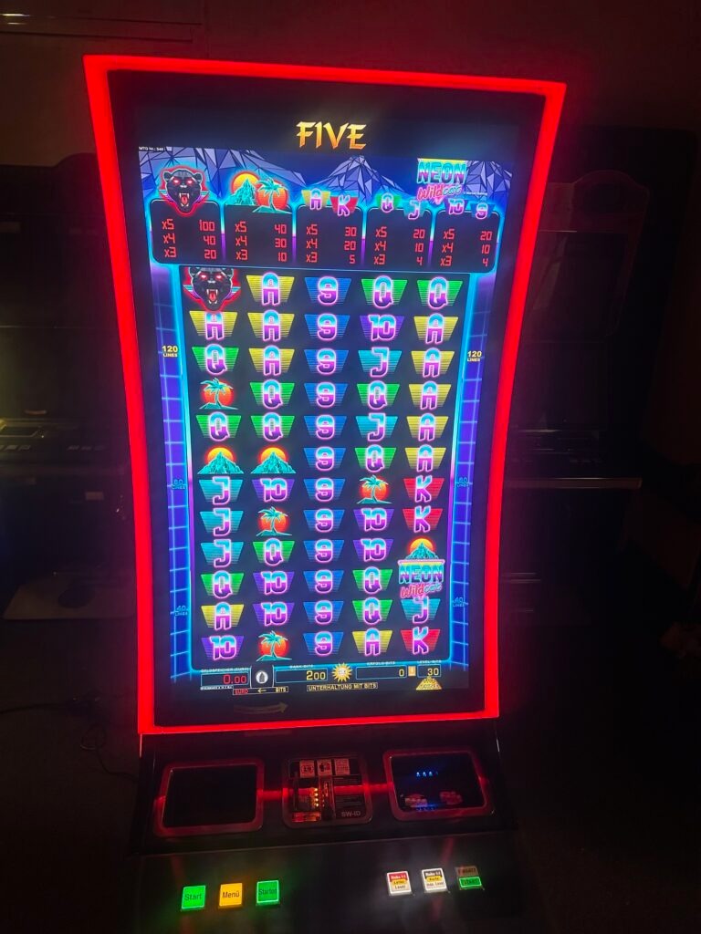 FIVE Gaming-Automat mit rotem LED-Rahmen und Neon Nights Slot