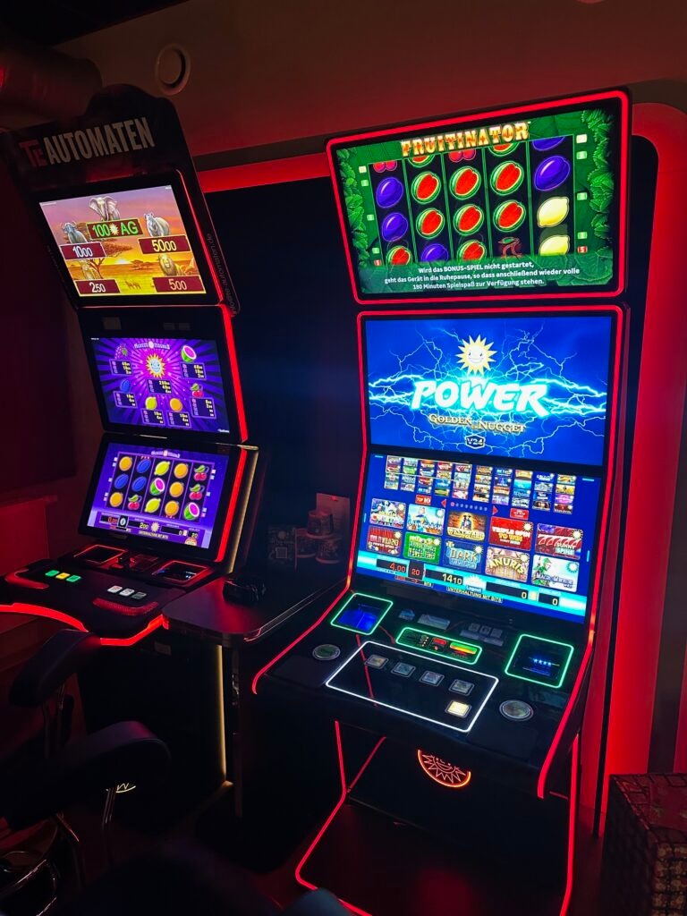 Gaming-Bereich mit dramatischer roter LED-Atmosphäre