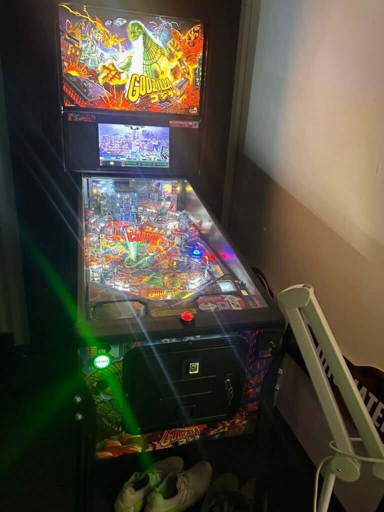 Godzilla Flipper-Automat in gemütlicher Ecke