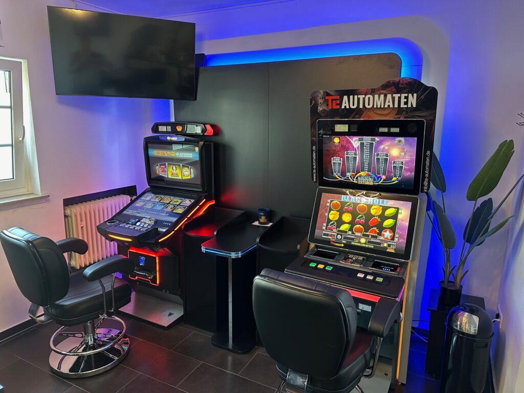 Gaming-Lounge mit TE Automaten und blauer LED-Beleuchtung