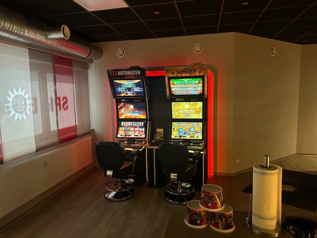 TE AUTOMATEN und SEVEN Geräte in industriellem Loft mit sichtbarer Rohrführung