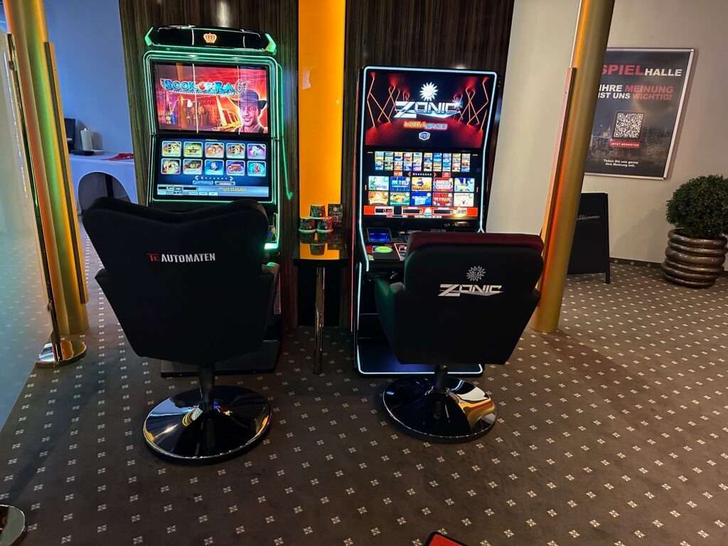 Book of Ra und ZONIC Automaten in professioneller Spielhalle mit Markenteppich