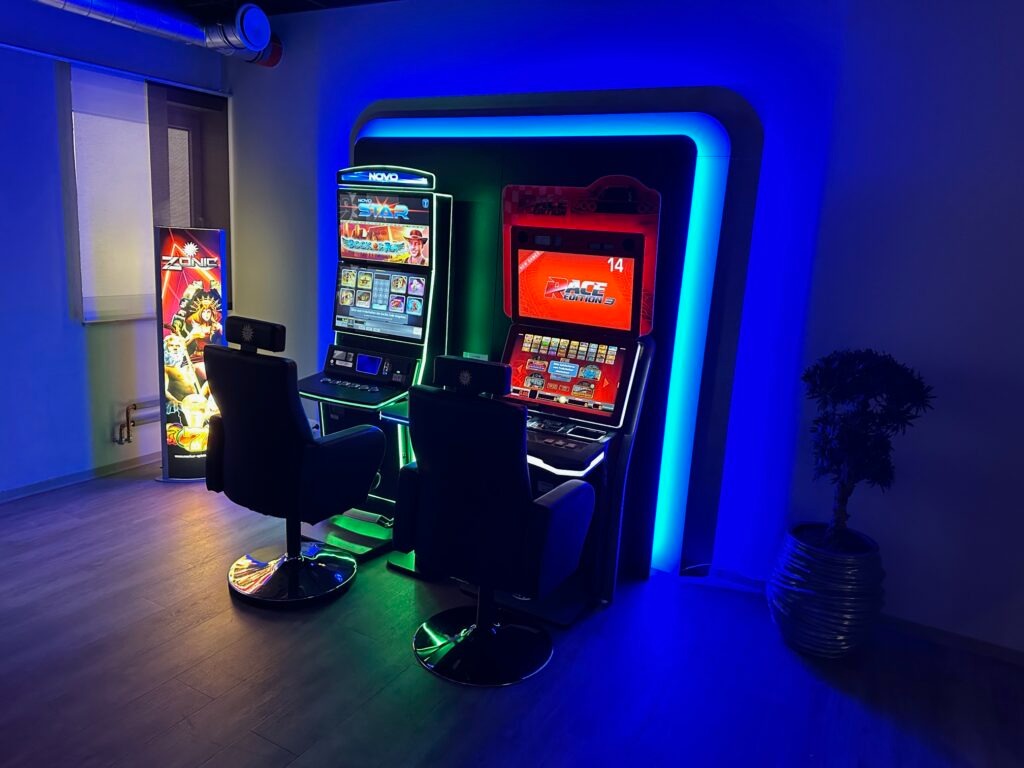 Moderner Aufstellplatz mit NOVO und FACE FORTUNE Automaten unter blauer LED-Architekturbeleuchtung