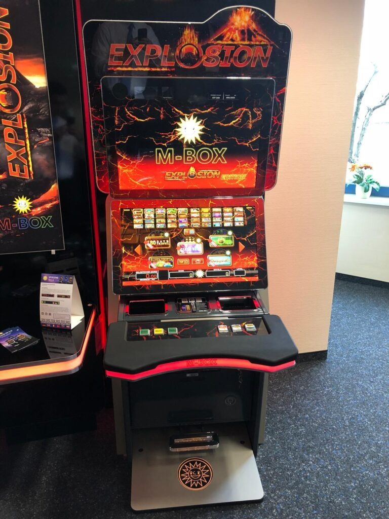 M-BOX EXPLOSION Automat mit dynamischem rot-schwarzem Theme im Showroom