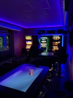 Gaming-Bereich mit lila LED-Ambiente