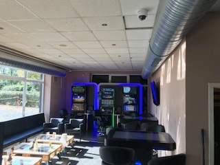 Professionelles Gaming-Setup mit mehreren Automaten