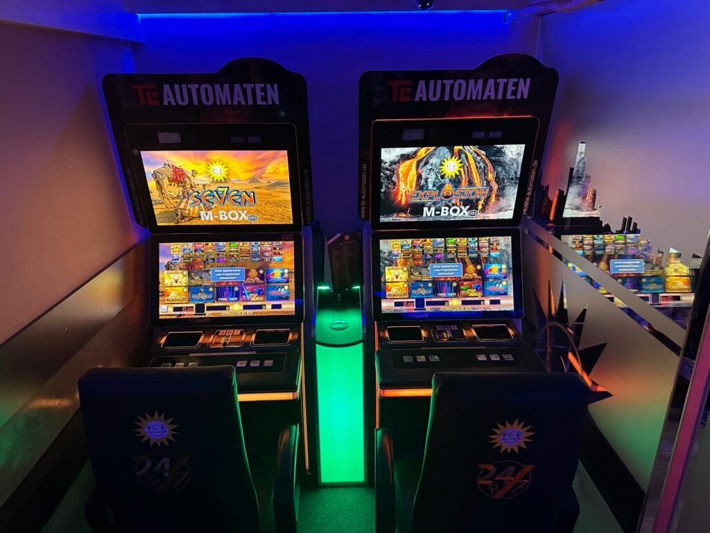 Zwei TE Automaten Geldspielautomaten mit M-BOX Seven und Explosion Displays