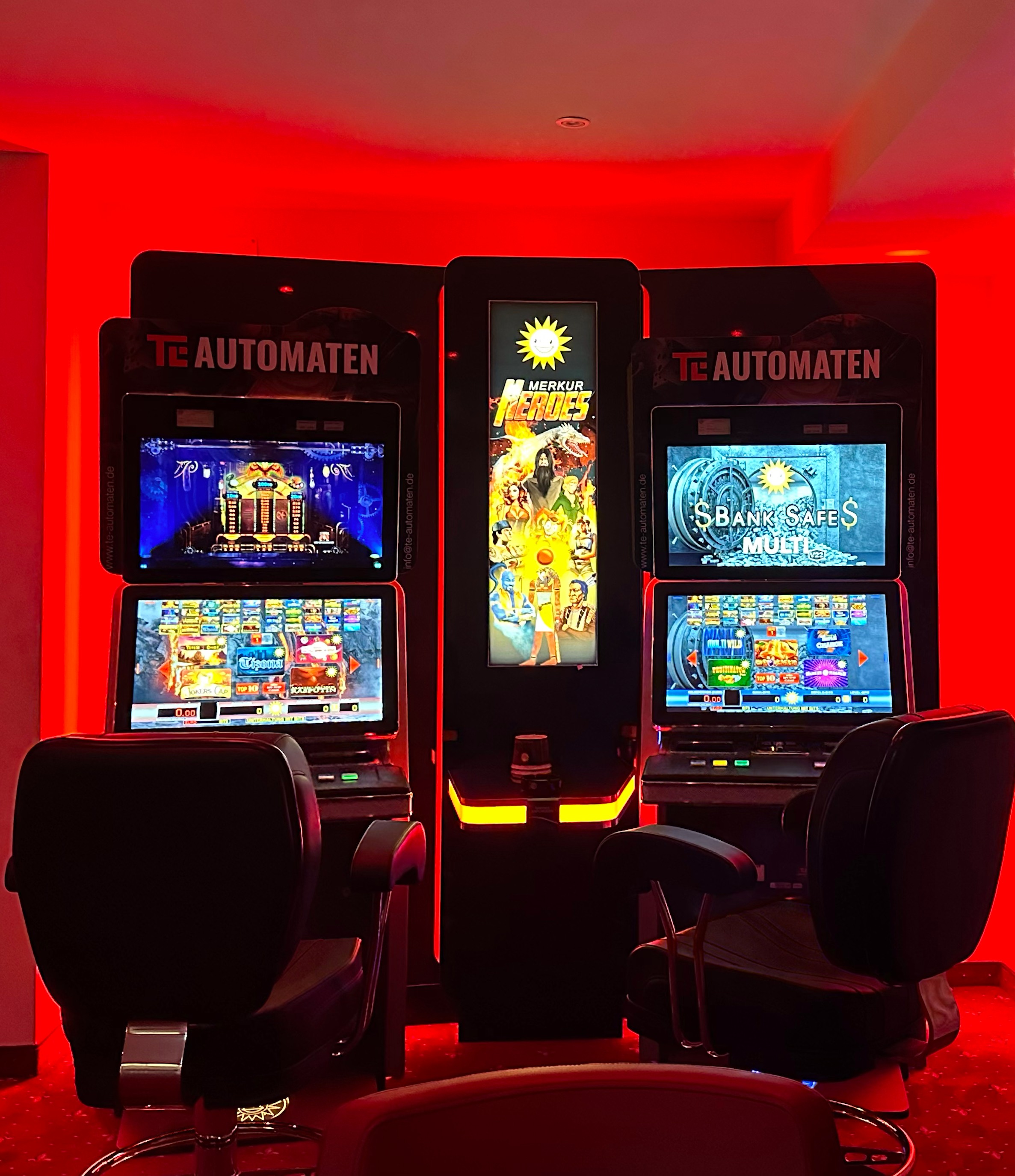Merkur Geldspielautomaten mit roter LED-Beleuchtung