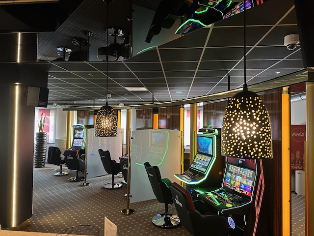 Luxuriöse Gaming-Lounge mit Privacy-Dividers, Designerleuchten und stilvoller Ausstattung